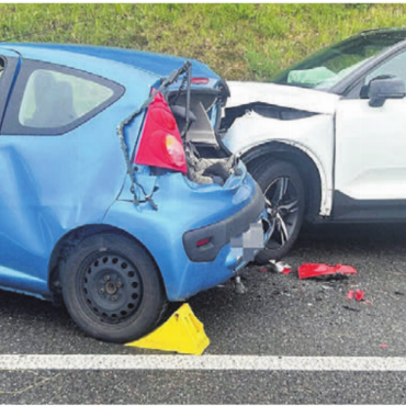 Ins Schleudern geraten - Beide Autos wurden beim Aufprall stark beschädigt. Bild: pz