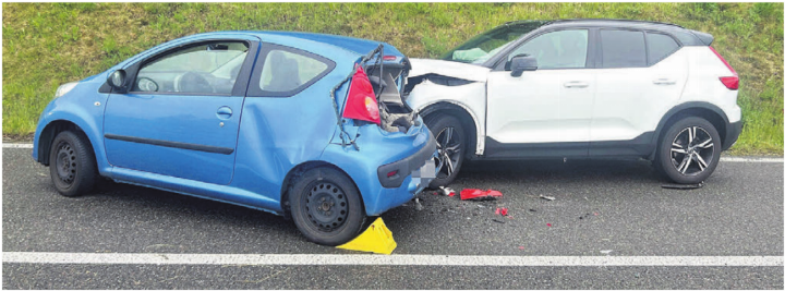 Beide Autos wurden beim Aufprall stark beschädigt. Bild: pz