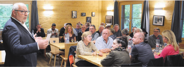 Gemeindeammann Franz Schaad schätzt den Austausch mit der Bevölkerung. Und orientiert ausführlich über die anstehenden Projekte und Probleme. Bilder: Chregi Hansen