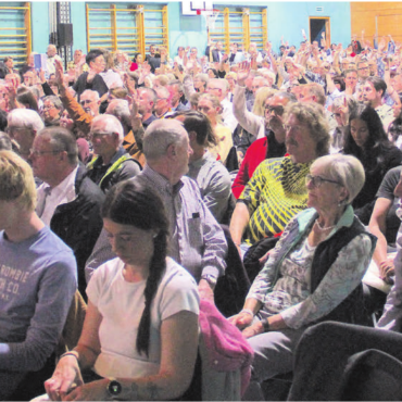 Aufmarsch gegen höhere Steuern - Volle Halle in Meisterschwanden: Die Höhe des Steuerfusses beschäftigt die Bevölkerung, mit 258 zu 209 Stimmen fiel der Entscheid für 60 statt der vom Gemeinderat geforderten 70 Prozent. Bilder: Patrick Fischer