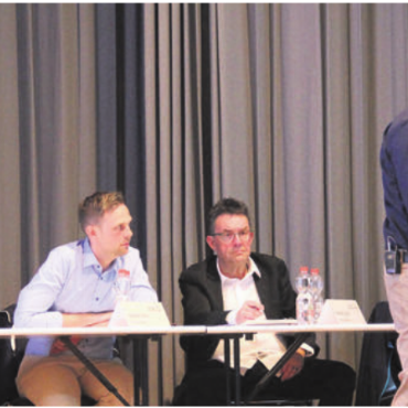 Aufmarsch gegen höhere Steuern - Der Gemeinderat musste sich einiges an Kritik anhören, der Grosseinsatz von Gemeinderat Stephan Schüpbach (rechts) für einen Steuerfuss von 70 Prozent war umsonst.