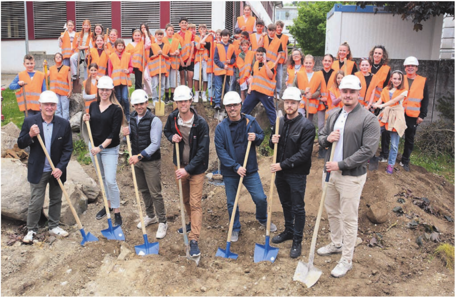 Der grosse Moment: der fast komplette Sarmenstorfer Gemeinderat, Vertreter des Architekturbüros, Bauleiter und Schüler und Schülerinnen beim symbolischen Spatenstich. Bild: Chregi Hansen - Das Bild wird blockiert. – Möglicherweise durch einen aktiven Adblocker.