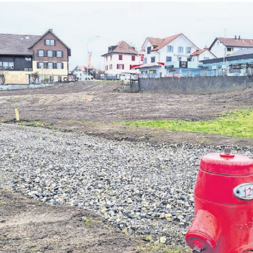 Im Herbst geht es los - Direkt an der Hauptstrasse und vis-à-vis der Autogarage soll eine neue Überbauung entstehen. Die Bewilligung liegt vor. Bild: Archiv