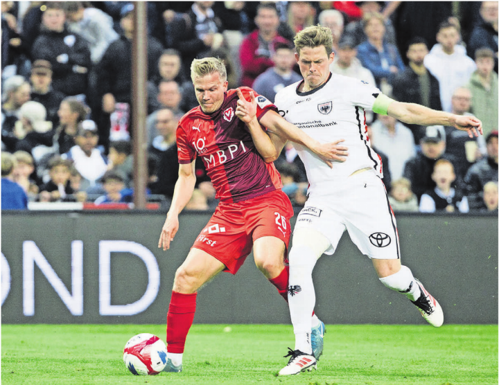 Marco Thaler (rechts) und der FC Aarau liefern sich mit dem FC Vaduz (Mats Hammerich) in dieser Saison einen heissen Zweikampf an der Spitze. Die Entscheidung fällt jetzt in den letzten drei Spielen. 
Bild: Freshfocus