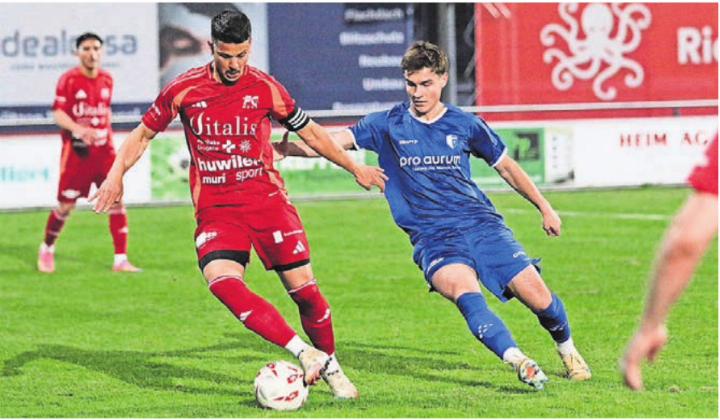 Der FC Muri (Simone Parente, links) und Wohlen U23 (Djellon Shahini) waren vor Kurzem Gegner. Jetzt können sie sich gegenseitig Schützenhilfe geben. Bild: Archiv/jl