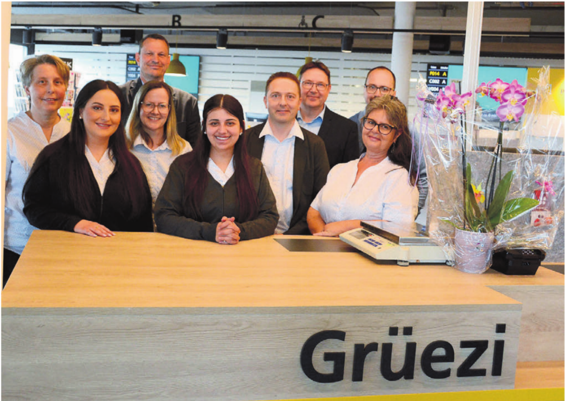 Das Wohler Schalterteam und Wohlens Gemeindeammann freuen sich über den neuen Look der Filiale (von links): Marianne Rosenfeld, Kristina Markaj, Jenny von Wyl, Roland Vogt (Gemeindeammann), Selina Morina, Christoph Steiner, Marcel Schweizer, Mërgim Kabashi, Elfi Spicher. Bilder: Chregi Hansen - Das Bild wird blockiert. – Möglicherweise durch einen aktiven Adblocker.