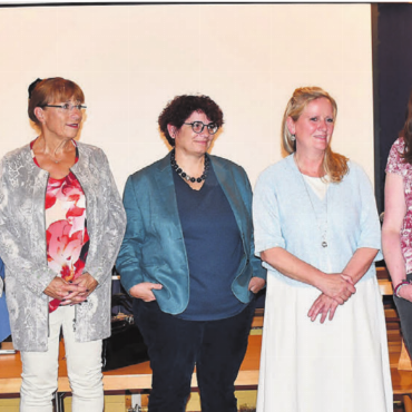 Bewunderung für den Farbtupfer - Die Übergabe an den Gemeinnützigen Frauenverein: Kulturministerin Sonja Isler-Rüttimann (rechts) übergibt den Kulturpreis der Gemeinde Wohlen an den gesamten Vorstand (v. l.): Claudia Meier, Aynur Acar, Sandra Garro, Gaby Oeschger, Ginny Olschimke, Christine Bächer und Alessandra Schäfer. Bilder: Daniel Marti