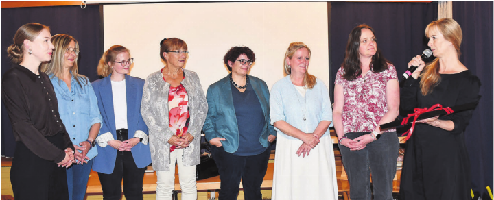 Die Übergabe an den Gemeinnützigen Frauenverein: Kulturministerin Sonja Isler-Rüttimann (rechts) übergibt den Kulturpreis der Gemeinde Wohlen an den gesamten Vorstand (v. l.): Claudia Meier, Aynur Acar, Sandra Garro, Gaby Oeschger, Ginny Olschimke, Christine Bächer und Alessandra Schäfer. Bilder: Daniel Marti