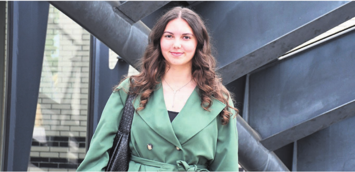 Auch nach der Abgabe der Arbeit und dem Ende des Wettbewerbs ist Angelina Franjic noch ganz im Thema drin. Sie sagt: «Ich könnte noch weiterschreiben.» Bild: Verena Anna Wigger