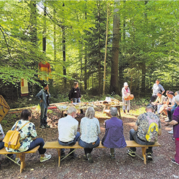 Die Facetten des Waldes - Während der Pilzverein den Anwesenden den Waldboden und seine fein schmeckenden Gaben näherbrachte ... Bilder: zg