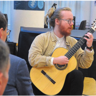 Kosten im unteren Drittel - Gitarrenlehrer Raphaël Duchosal Binaz gab eine Kostprobe seines Könnens.