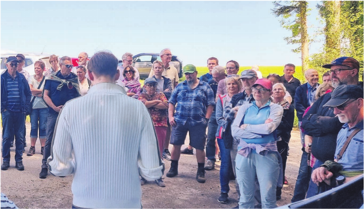 Gemeinderat Dominique Fisch aus Oberlunkhofen (mit dem Rücken im Bild) begrüsste die Behördenmitglieder und die Einwohner zum Waldumgang im Althau. Der Vorsteher für das Forstwesen freute sich, dass so viele Zeit fanden für den Rundgang.    Bild: Verena Anna Wigger