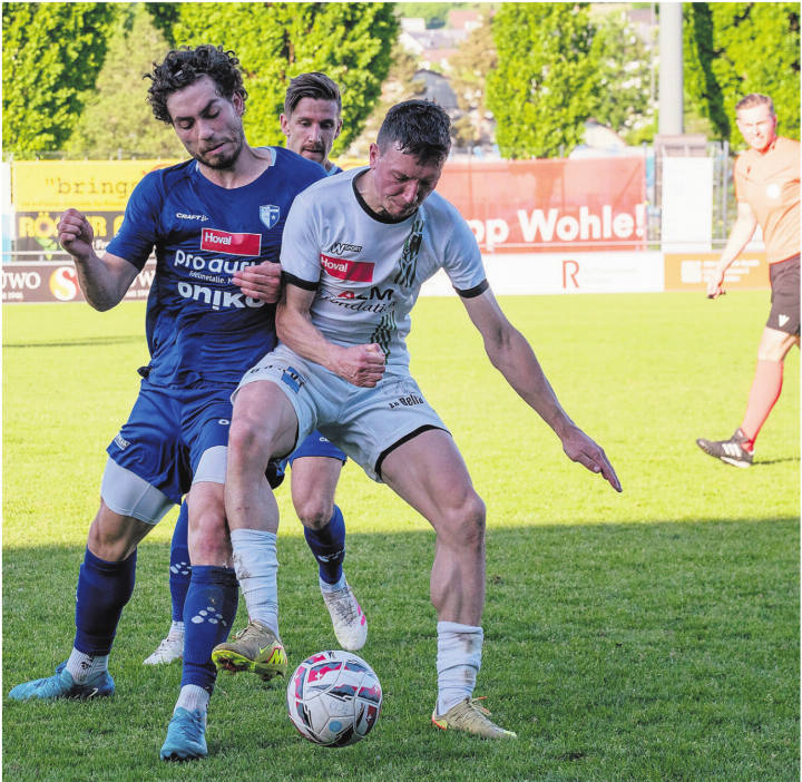 Einen Tick schneller am Ball. Santiago Brunner (links, FC Wohlen) im Duell gegen einen bissigen Jurassier. Bild: Stefan Hotz