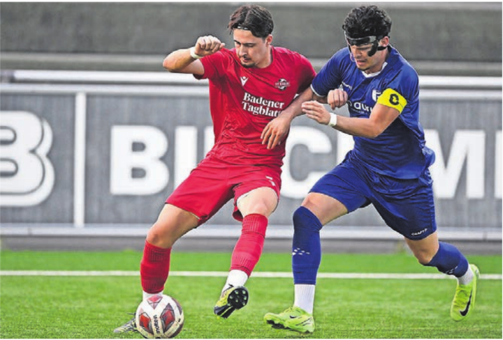 Milan Gligic (links, FC Baden) gegen Marko Djordjic (rechts, Captain FC Wohlen), der später vom Platz flog. Bild: Alexander Wagner