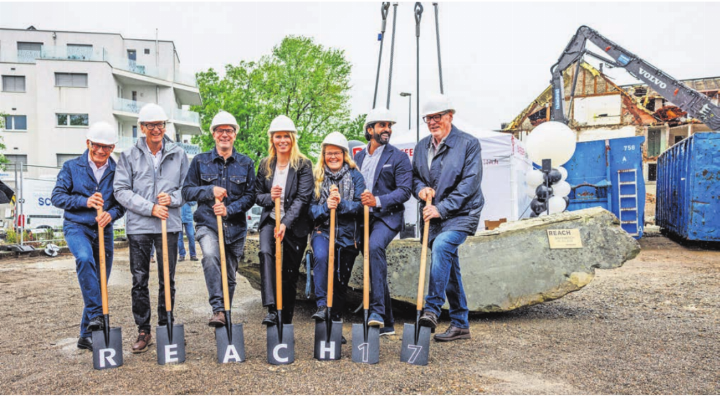 Die Raiffeisen legt los (von links): Ruedi Peterhans, Erich Füglistaler, Raoul Fust (Architekt), Kathrin Peter Koch, Esther Steimen-Wyrsch, Rames Sothy und Remo Lindegger (Bauherrenvertreter).
Bilder: hus