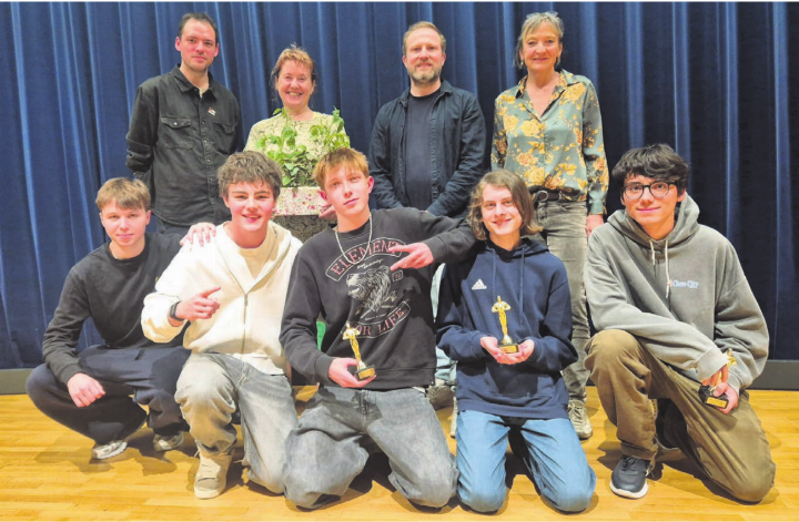 Die Jury, hinten von links: Leon Schwitter, Barbara Aabid, Titus Bütler, Karin Buess, und die Gewinner, vorne von links: Gewinnerteam «Bester Film, Publikumspreis» mit Jean Louis Corboz, Tim Potzmader, Nils Imbach, Joel Knutti und Gewinner «Bester Animationsfilm» Loris Gulino.   Bild: sca