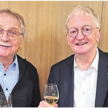 Sakrales modern vermittelt - Peter Hochuli, Präsident der Freunde der Klosterkirche Muri (rechts), mit Franz Enderli, Präsident Förderverein Niklaus von Flüe und Dorothee Wyss.    Bild: zg