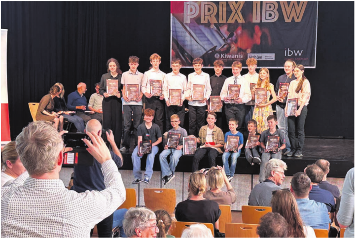 Alle auf der Bühne haben einen Preis. Der Sieger des «Prix ibw» ist Joel Forster (vordere Reihe, dritter von links).