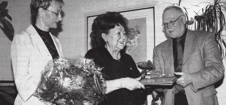 Ehre, wem Ehre gebührt: Ingrid Fischer (links) und Ulrich Rymann überreichen Wirtin Irma Koch den Rotkreuzpreis.    Bild Archiv: