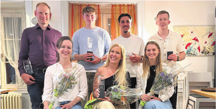 Die Sportler und ihre Begleitungen prägten die Ehrung. Hinten, von links: Urs Huber (Spezialpreis), Alessandro Vogt (Freiämter Sportler des Jahres) mit Kumpel Maurizio De Icco, Nino Leutert (2. Rang). Vorne: Corinne Furrer (Partnerin von Urs Huber), Tanja Pilgrim (Mutter von Alayah Pilgrim, 3. Rang) und Michelle Scherrer (Partnerin von Nino Leutert). Bild: Stefan Sprenger