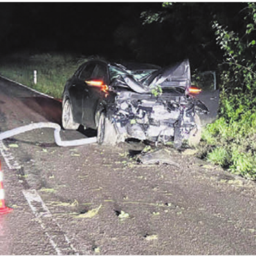 Alkoholfahrt endet mit Totalschaden - Der Pole räumte auf seiner Unfallroute alles ab. Sein Auto war komplett demoliert. Bild: pz