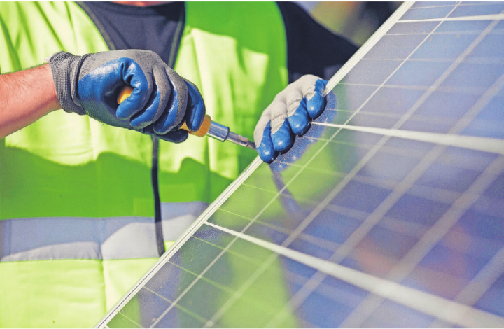 Die starken Veränderungen auf dem Strommarkt, unter anderem die dezentrale Produktion durch Photovoltaik, fordern alle Energieversorger. Kleine Werke können dabei schnell an den Anschlag kommen. Bild: pixelio.de