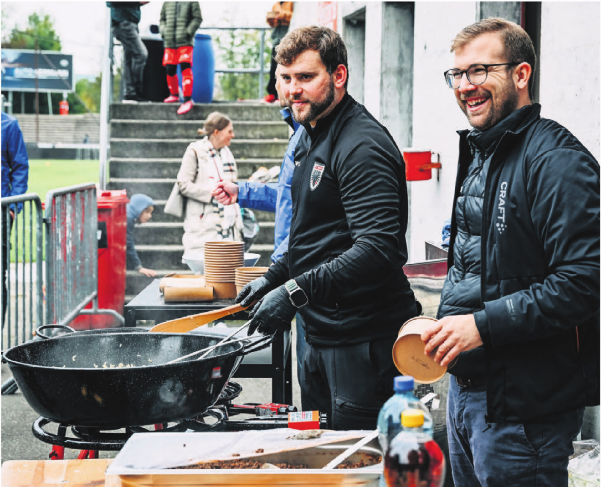 Mit Einsatz und Freude: Samuel Stutz (rechts) ist seit rund 2,5 Jahren der Chef der Brügglifeld Catering AG. Bilder: Sarah Rölli - Das Bild wird blockiert. – Möglicherweise durch einen aktiven Adblocker.
