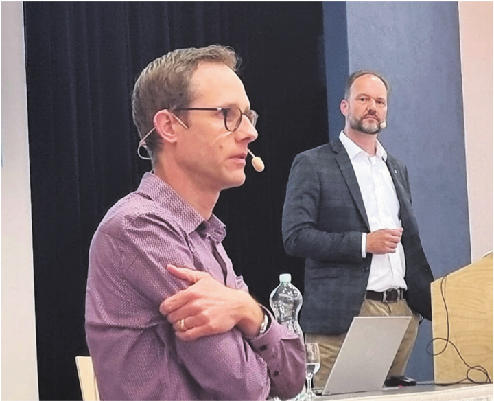 Projektleiter Silvio Moser, Vordergrund, und Gemeinderat Christoph Meyer führten durch die Vorstellung des Grossprojekts, über das an der Einwohnergemeindeversammlung vom 17. Juni abgestimmt wird. Bild: Verena Anna Wigger