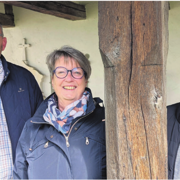 Der Dritte im Bunde zögert - Hermetschwil-Staffeln mit Kirchpflegepräsidentin Clivia Kempter gesellt sich zu Bremgarten und dessen Kirchenpflege-FiKo-Präsidenten Kornel Wick (links). Martin Villiger (rechts) und seine Kirchgemeinde Zufikon bleiben eigenständig – zumindest vorläufig.    Bild: Marco Huwyler