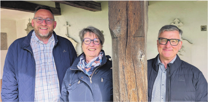 Hermetschwil-Staffeln mit Kirchpflegepräsidentin Clivia Kempter gesellt sich zu Bremgarten und dessen Kirchenpflege-FiKo-Präsidenten Kornel Wick (links). Martin Villiger (rechts) und seine Kirchgemeinde Zufikon bleiben eigenständig – zumindest vorläufig.    Bild: Marco Huwyler