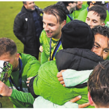 Erst Drama, dann Party - Mutscheller Jubel bei Spielschluss.    Bild: awa
