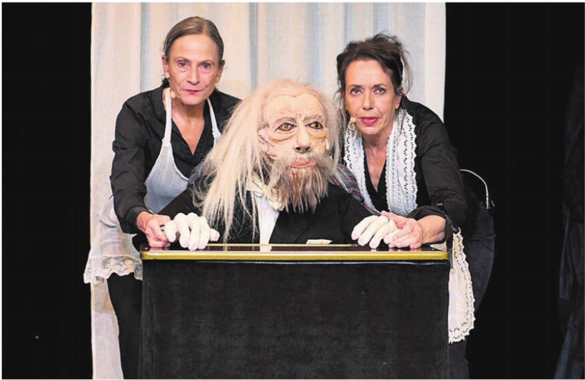 Das Stück verbindet Schauspielerei mit Puppenspiel. Bild: zg - Das Bild wird blockiert. – Möglicherweise durch einen aktiven Adblocker.