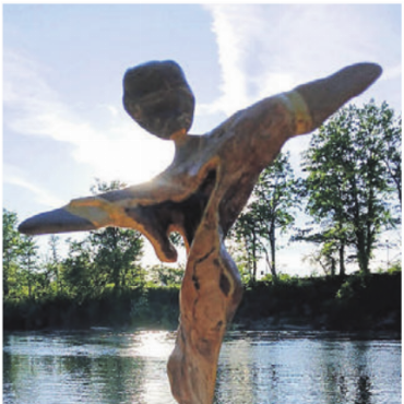 Kunstwerke aus Natur - Der Künstler fühlte sich von der Reusslandschaft inspiriert und begann, aus Schwemmholz und Steinen seine ersten Werke anzufertigen. Was bei seinen Streifzügen entstanden ist, stellt Daniel Weber nun in Bremgarten aus.    Bild: zg