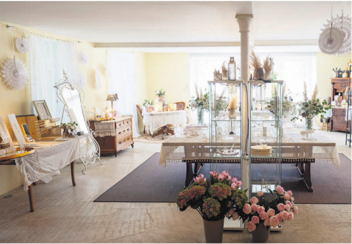 Feine Schmuck- und Perlenausstellung in Privaträumen: Corinna und Rainer Sorg begrüssen im «Haus am Bach» am Kirchmattweg 2 in Villmergen.    Bilder: zg