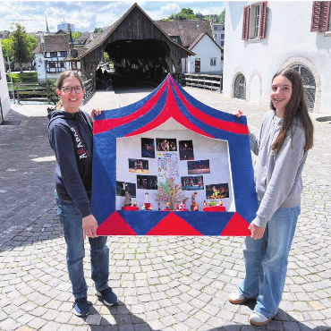 Zirkus in der Altstadt - Fleissig installieren sie acht Stationen auf Altstadt-Gebiet. Die Arabas-Verantwortlichen, wie hier Artistin Malin Schmid und Mutter Nadine Schmid, haben zum 30-Jahr-Jubiläum einen Zirkus-Rundgang ins Leben gerufen.    Bild: zg