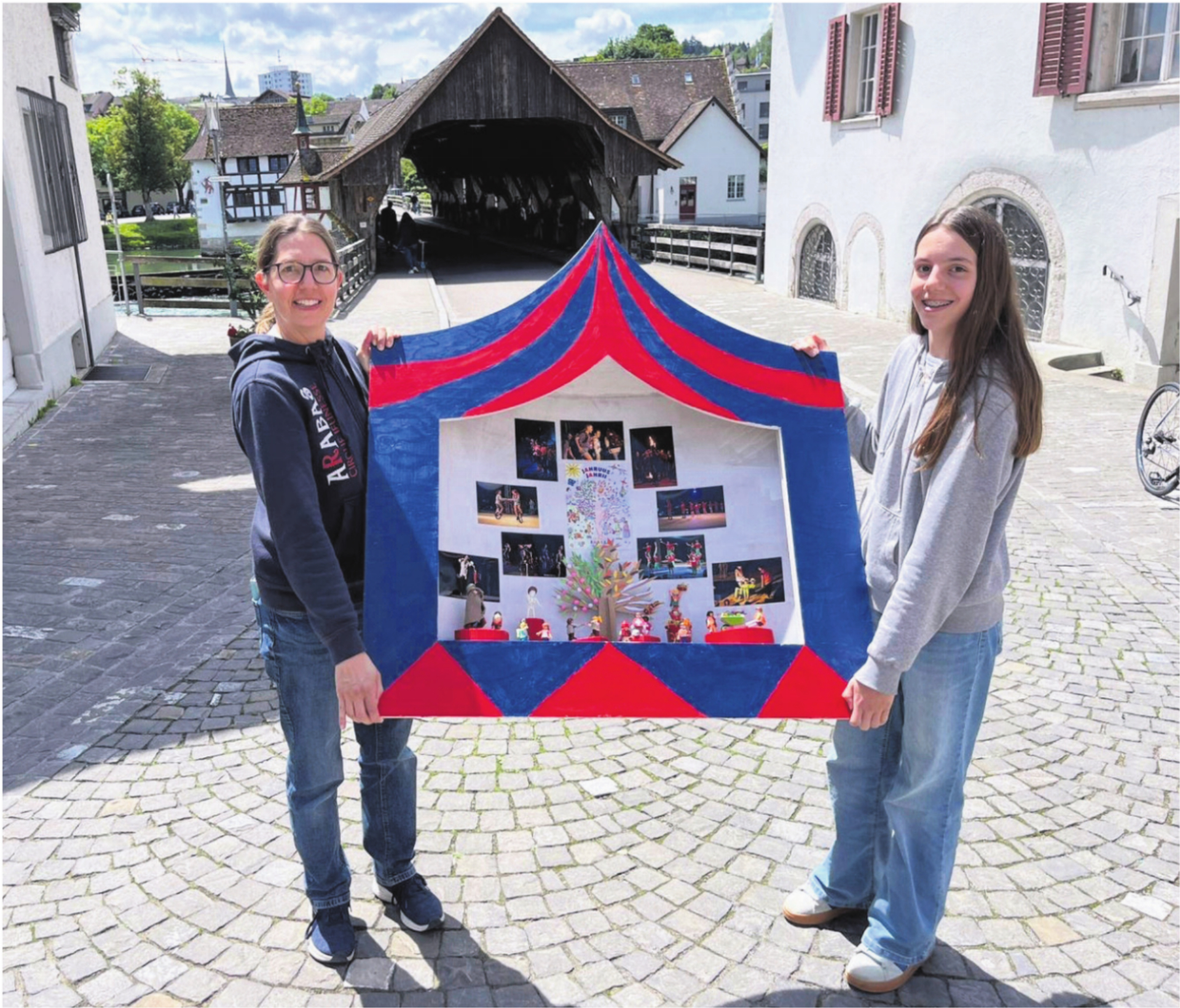 Fleissig installieren sie acht Stationen auf Altstadt-Gebiet. Die Arabas-Verantwortlichen, wie hier Artistin Malin Schmid und Mutter Nadine Schmid, haben zum 30-Jahr-Jubiläum einen Zirkus-Rundgang ins Leben gerufen.    Bild: zg - Das Bild wird blockiert. – Möglicherweise durch einen aktiven Adblocker.