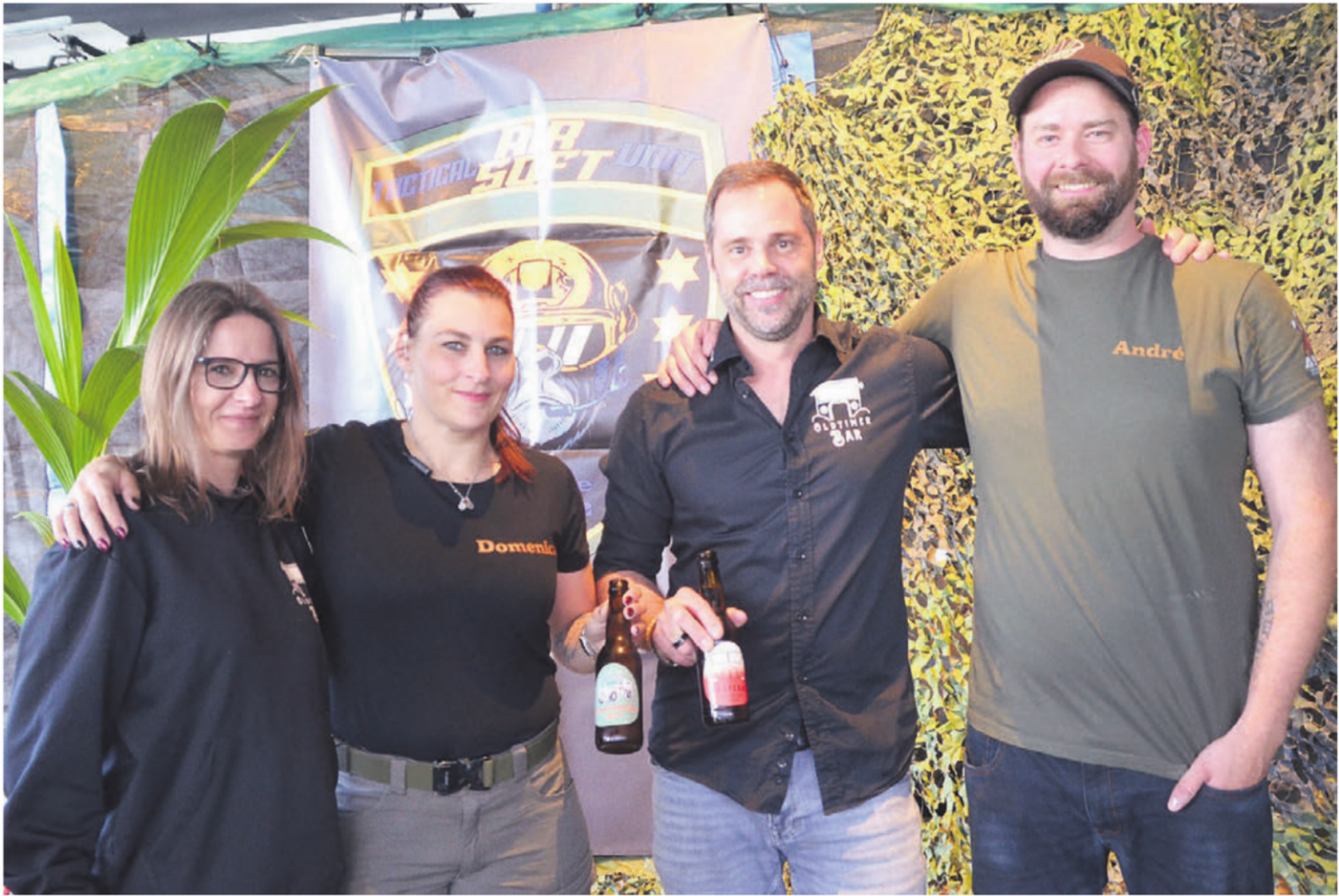 Verstehen sich gut: Stefanie Jenni (links) und Stefan Stutz (2. v. r.) von der Oldtimer-Bar, mit Domenica Wyler, Vizepräsidentin, und André Wirth, Präsident des Vereins Tactical Airsoft Unit (Tasu) mit Sitz in Oberlunkhofen.    Bilder: Thomas Stöckli - Das Bild wird blockiert. – Möglicherweise durch einen aktiven Adblocker.