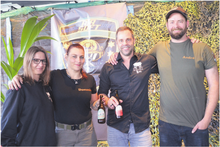 Verstehen sich gut: Stefanie Jenni (links) und Stefan Stutz (2. v. r.) von der Oldtimer-Bar, mit Domenica Wyler, Vizepräsidentin, und André Wirth, Präsident des Vereins Tactical Airsoft Unit (Tasu) mit Sitz in Oberlunkhofen.    Bilder: Thomas Stöckli