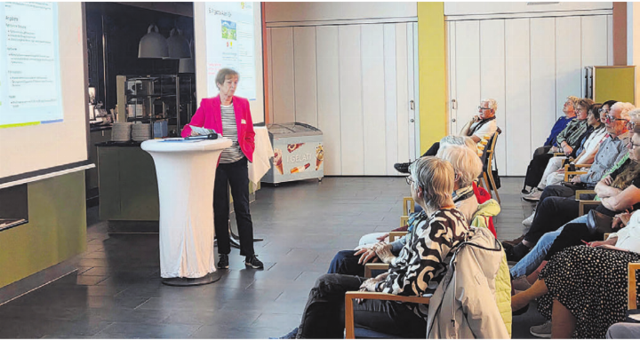 Rita Stöckli von der Arbeitsgruppe Avanti 60  informiert über die verschiedenen Angebote in Villmergen.    Bild: Monica Rast