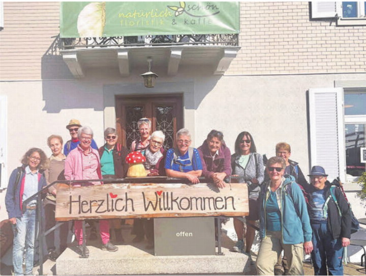 Obligates Gruppenfoto, diesmal vor dem Restaurant Krähenbühl.    Bild: zg
