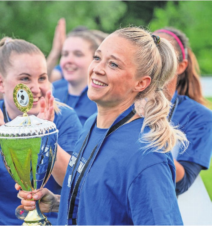 Hält den Lohn für ihre Leistung in der Hand: Sandy Steinmann mit dem Pokal.