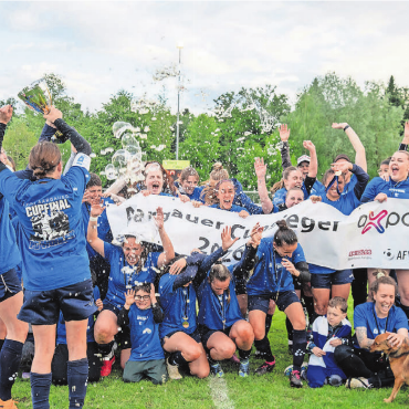 «Miss Cup» schlägt wieder zu - Geschafft: Die Frauen des FC Wohlen dürfen nach 2023 wieder den Cupsieg feiern.    Bilder: Stefan Hotz