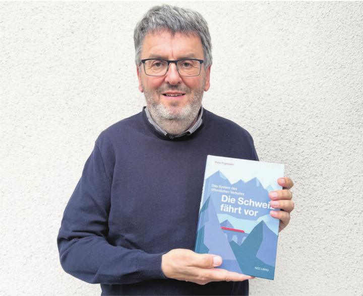 Ein umfassendes Werk präsentiert: Peter Füglistaler, ehemaliger Direktor des Bundesamts für Verkehr, erläutert in seinem Buch «Die Schweiz fährt vor», wie der öffentliche Verkehr als System erfolgreich funktioniert.    Bild: pd