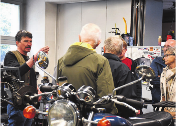 Louis Frey (links) weiss über jedes Fahrzeug in der Garage genaustens Bescheid.