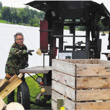 Mechanik, Bier und Geselligkeit - Heinz Berger aus Mirchel im Bernbiet zeigte an seiner Maschine, wie Holz sägen und spalten schon vor vielen Jahren recht speditiv gemacht wurde. Bilder: Verena Anna Wigger