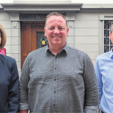 Der Kleinbus ist zu teuer - Finanzleiterin Mirjam Zedi, Stadtammann Stephan Troxler und Bauleiter Stefan Walder (von links) informieren im Vorfeld der Gemeindeversammlung. Bild: Marco Huwyler