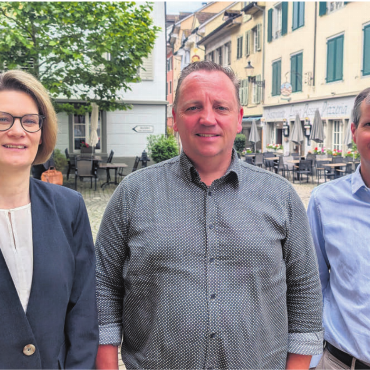 Der Kleinbus ist zu teuer - Die städtische Finanzleiterin Mirjam Zedi präsentiert einen Gewinn, was auch Stadtammann Stephan Troxler (Mitte) freut. Dazu beigetragen hat auch der städtische Bauleiter Stefan Walder. Einige Bauprojekte brauchten 2025 weniger Geld als budgetiert. Bild: Marco Huwyler
