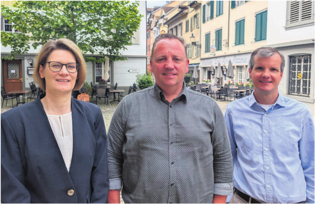 Die städtische Finanzleiterin Mirjam Zedi präsentiert einen Gewinn, was auch Stadtammann Stephan Troxler (Mitte) freut. Dazu beigetragen hat auch der städtische Bauleiter Stefan Walder. Einige Bauprojekte brauchten 2025 weniger Geld als budgetiert. Bild: Marco Huwyler Die städtische Finanzleiterin Mirjam Zedi präsentiert einen Gewinn, was auch Stadtammann Stephan Troxler (Mitte) freut. Dazu beigetragen hat auch der städtische Bauleiter Stefan Walder. Einige Bauprojekte brauchten 2025 weniger Geld als budgetiert. Bild: Marco Huwyler