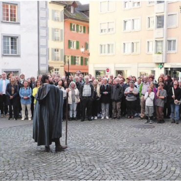 Reformierte und anderes Gesindel - Stadtwächter Severin Stierli bei seinem Auftritt vor zahlreichem Publikum eingangs der Altstadt. Bild: Vincenz Brunner