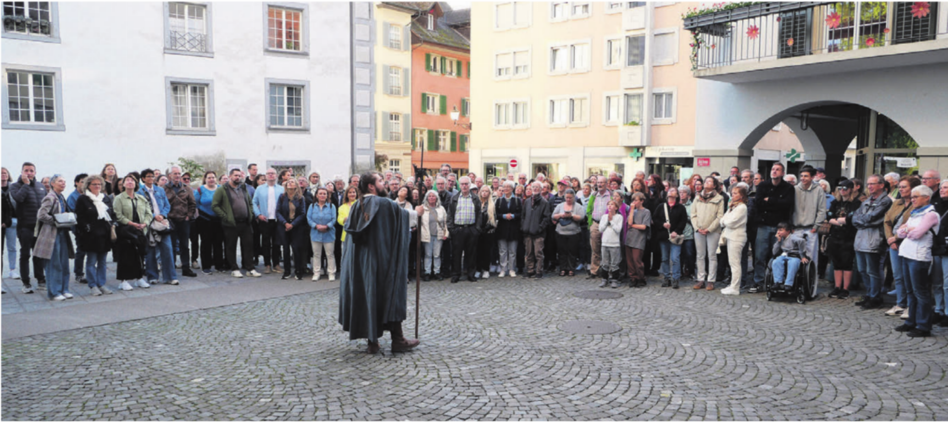 Stadtwächter Severin Stierli bei seinem Auftritt vor zahlreichem Publikum eingangs der Altstadt. Bild: Vincenz Brunner - Das Bild wird blockiert. – Möglicherweise durch einen aktiven Adblocker.